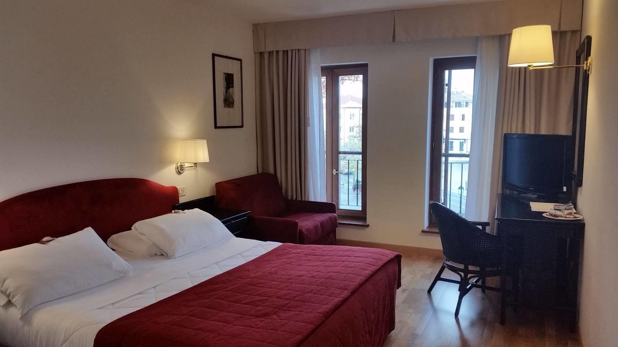 Hotel Hannover Градо Екстериор снимка